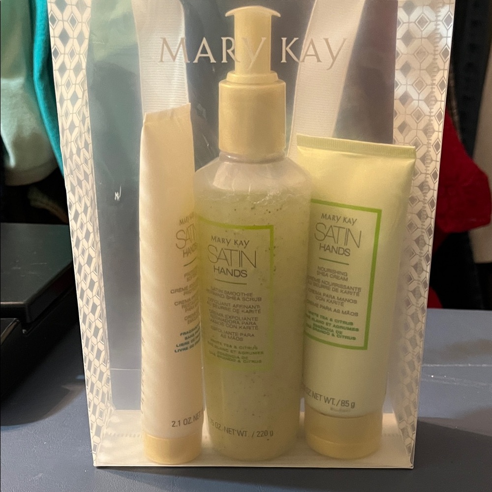 Mary Kay Satin Hands Set, brand new with gift bag
